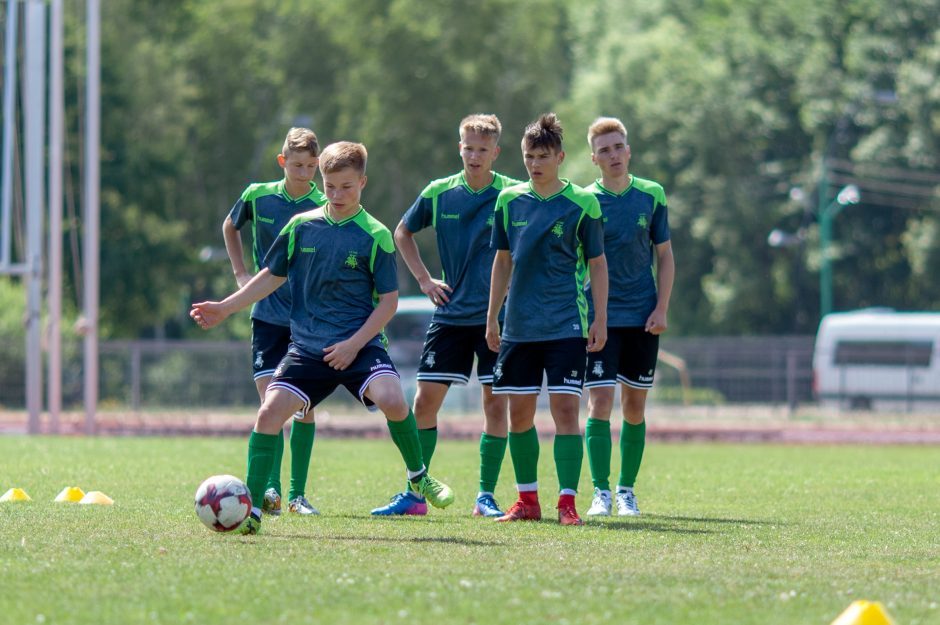 17-mečių futbolo rinktinė įveikė baltarusius