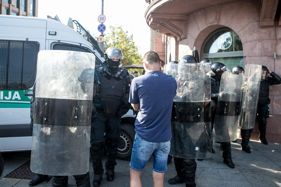 Po Šeimų sąjūdžio mitingo minia žmonių renkasi prie Seimo 