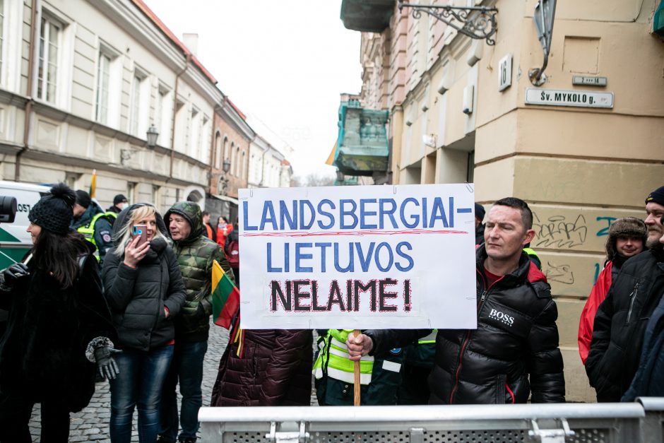 V. Landsbergis: policija lazdos neperlenkė, tą padarė nutarusieji versti valdžią Lietuvoje