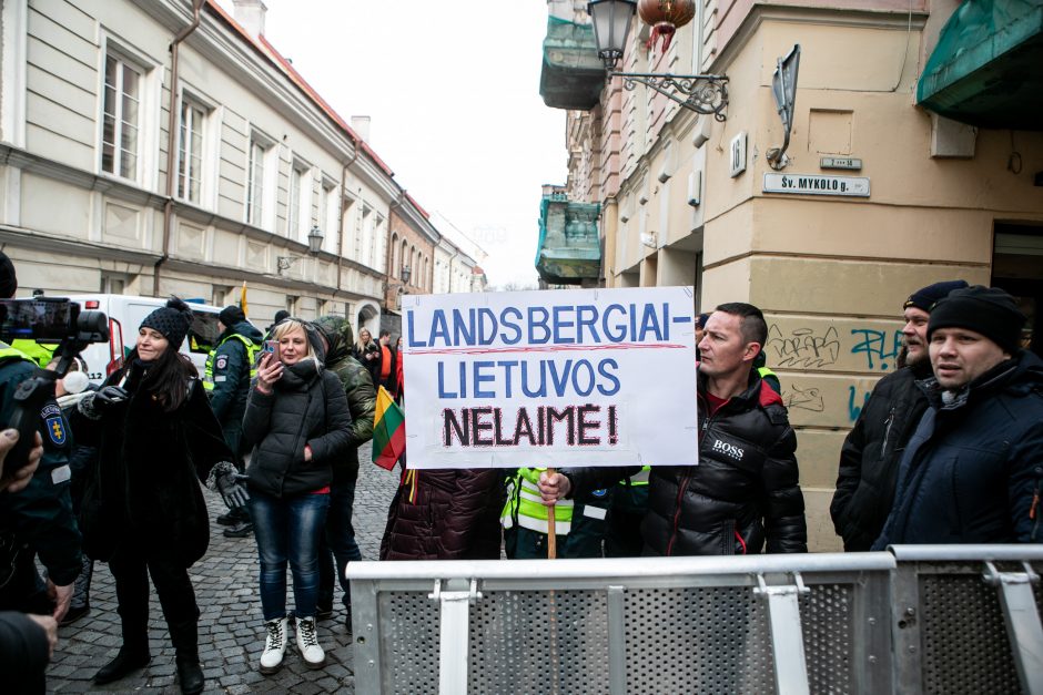 V. Landsbergis: policija lazdos neperlenkė, tą padarė nutarusieji versti valdžią Lietuvoje