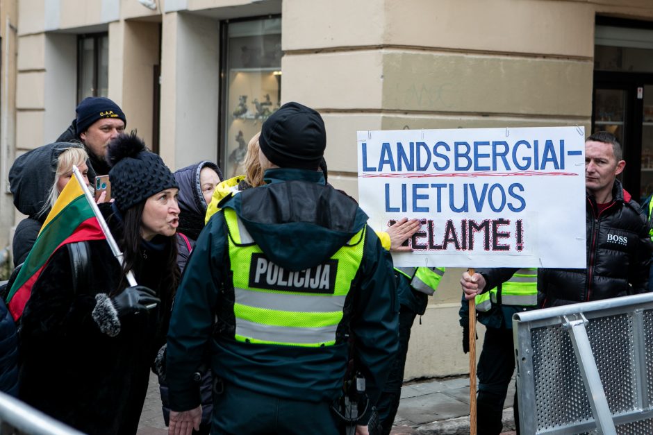 V. Landsbergis: policija lazdos neperlenkė, tą padarė nutarusieji versti valdžią Lietuvoje