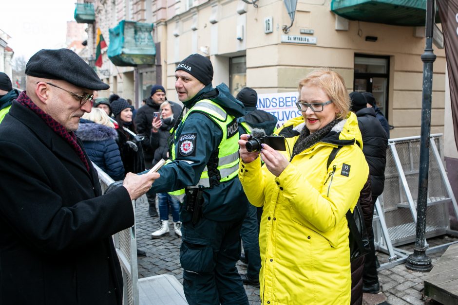 V. Landsbergis: policija lazdos neperlenkė, tą padarė nutarusieji versti valdžią Lietuvoje