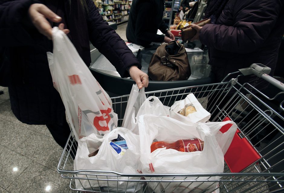 Už plastiko maišelių dalijimą nemokamai – tūkstantinė bauda