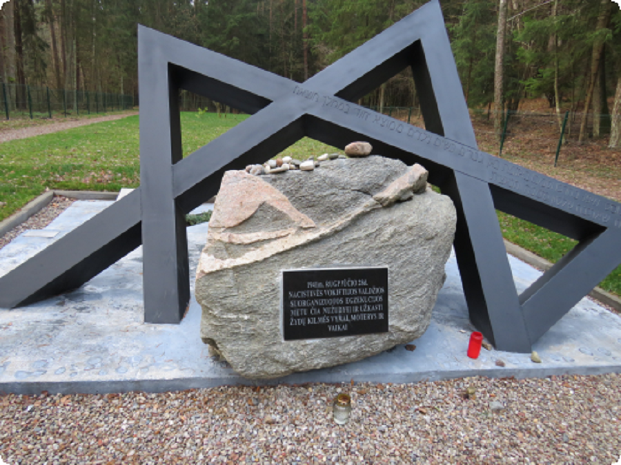 Jaučiakiuose atidengtas paminklas žydų genocido aukoms