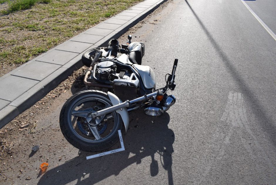 Alytuje į automobilį atsitrenkė du motociklais važiavę paaugliai