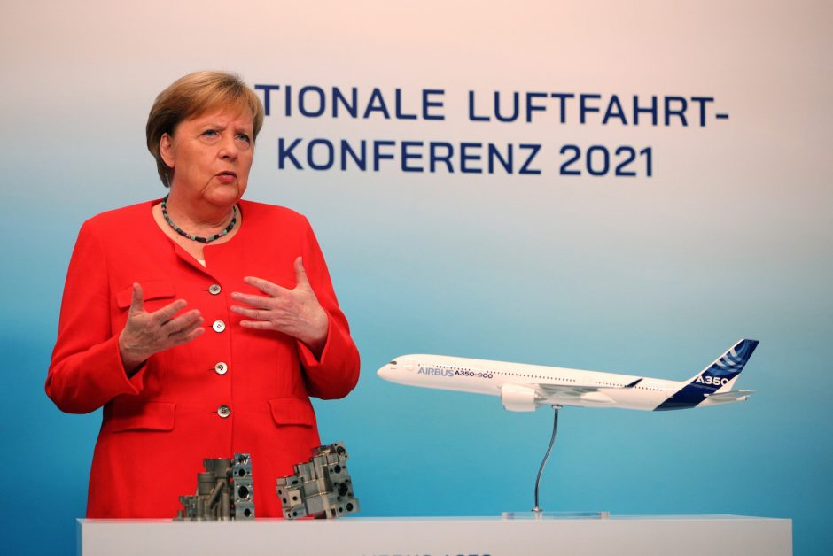 A. Merkel: oro transportas turi skubiai pereiti prie atsinaujinančių energijos išteklių