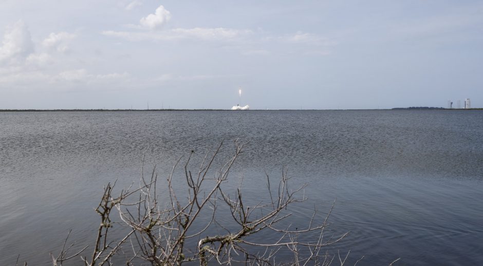 „SpaceX“ raketa su dviejų JAV astronautų įgula pradėjo istorinį skrydį