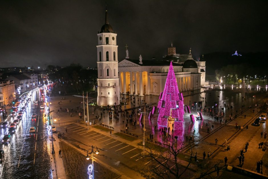 Vilniaus eglutės kūrėjas D. Koncevičius: žmonėms norisi šviesos