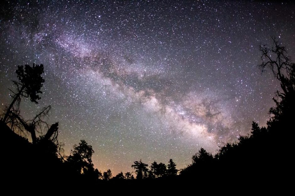 Danguje – keturių planetų šokis