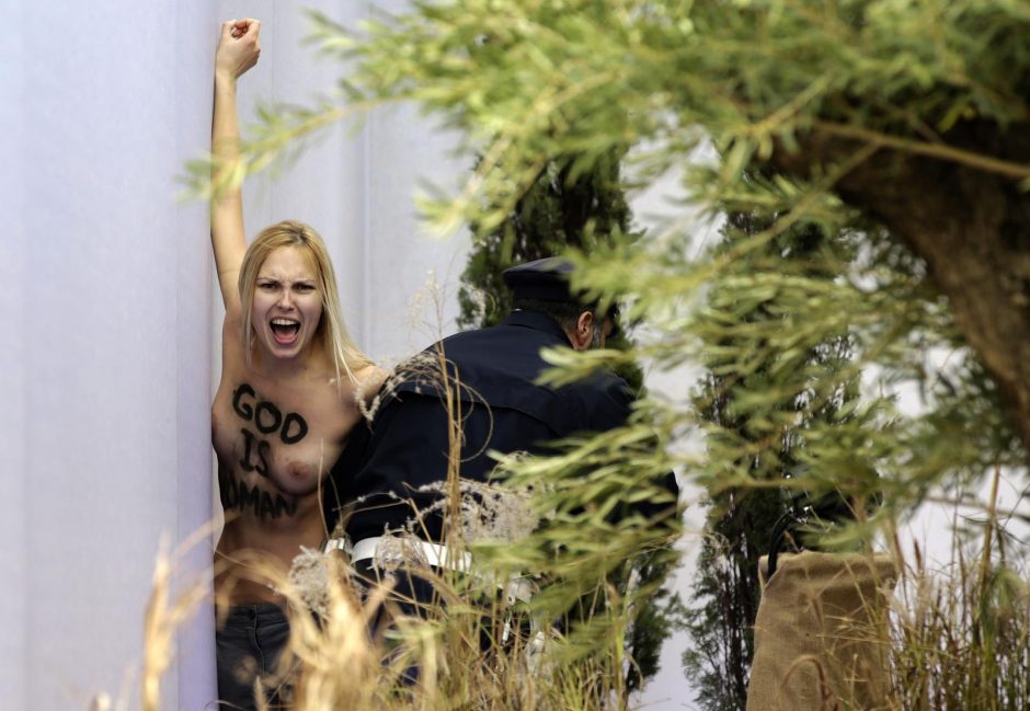 Iki pusės nuoga „Femen“ aktyvistė čiupo Kūdikėlio Jėzaus skulptūrėlę