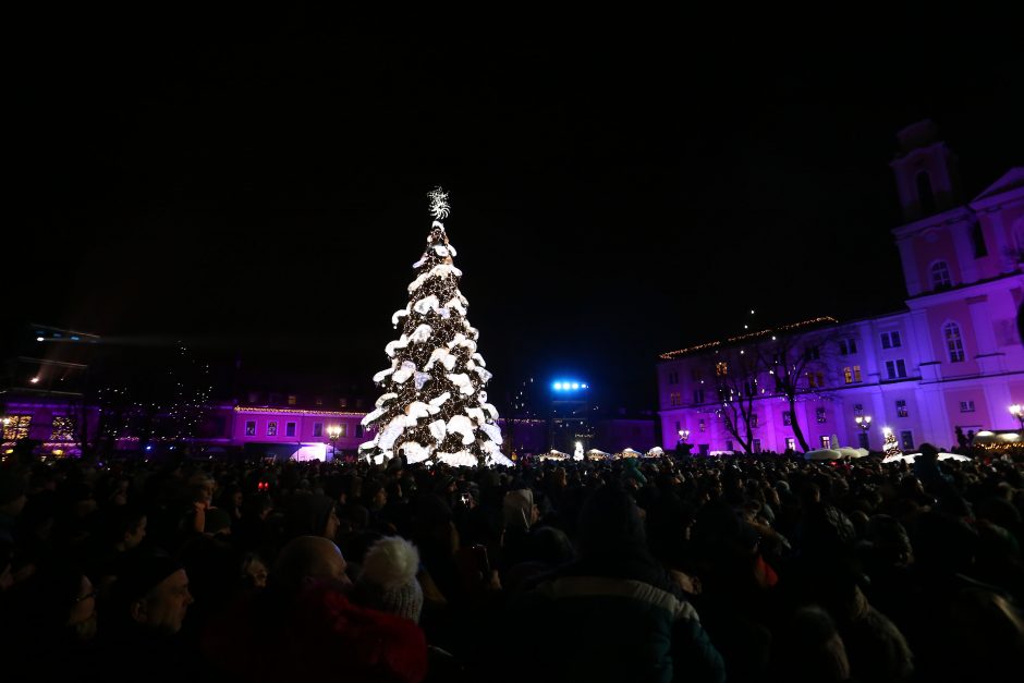 Rotušės aikštėje įžiebta įspūdinga Kalėdų eglė (vaizdo įrašas)