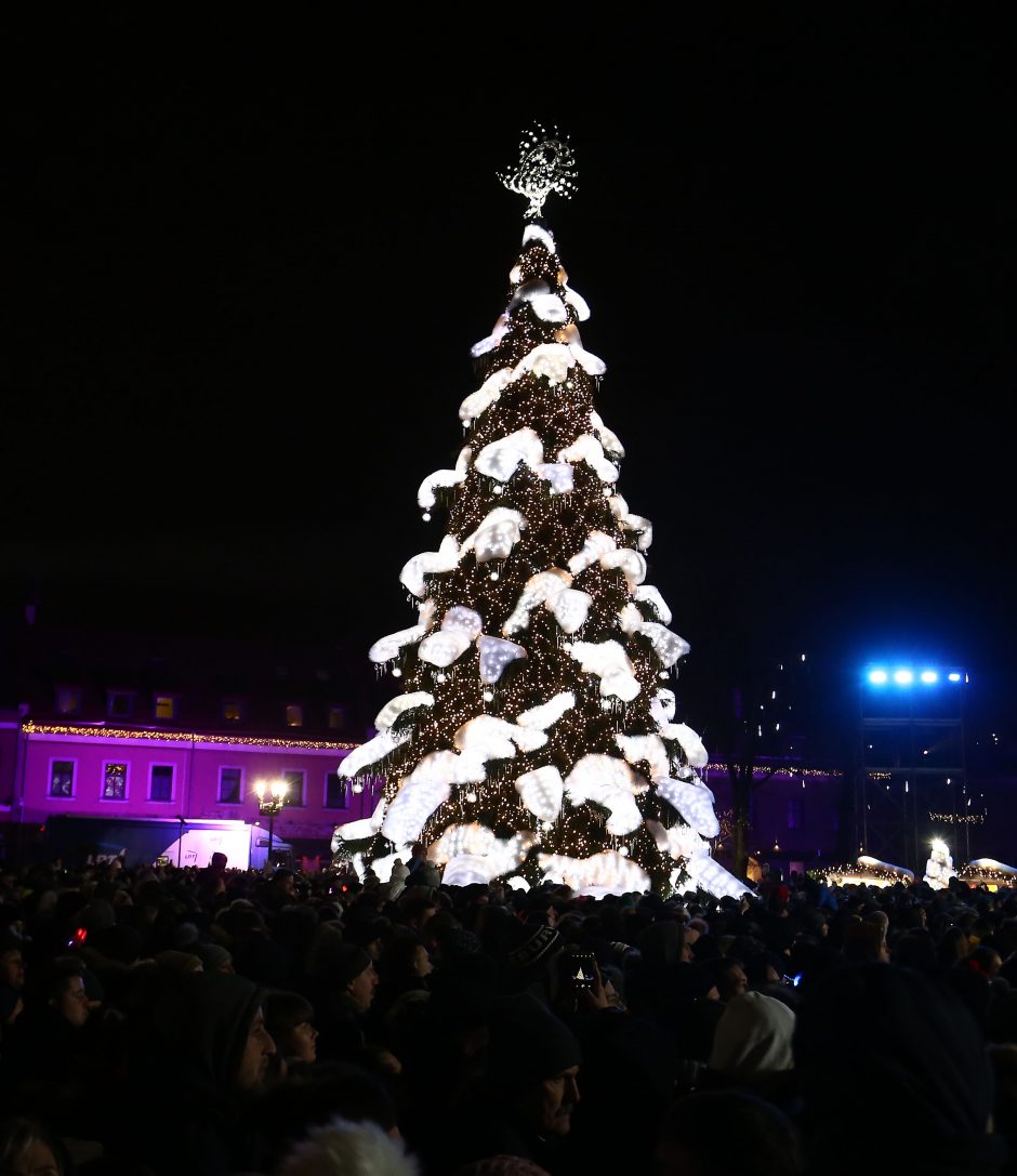 Rotušės aikštėje įžiebta įspūdinga Kalėdų eglė (vaizdo įrašas)