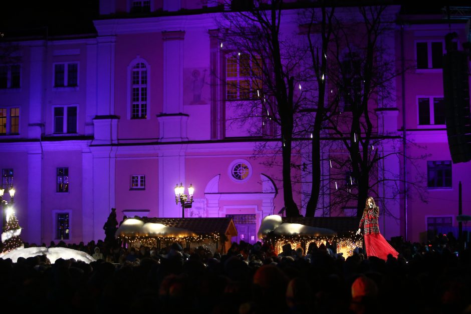 Rotušės aikštėje įžiebta įspūdinga Kalėdų eglė (vaizdo įrašas)