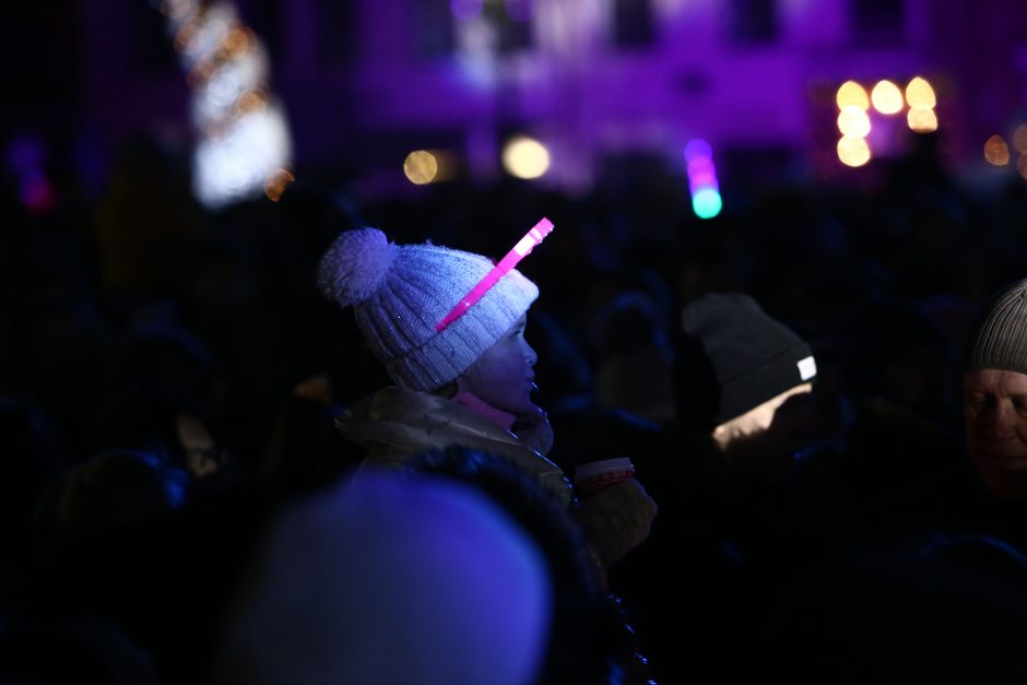 Rotušės aikštėje įžiebta įspūdinga Kalėdų eglė (vaizdo įrašas)