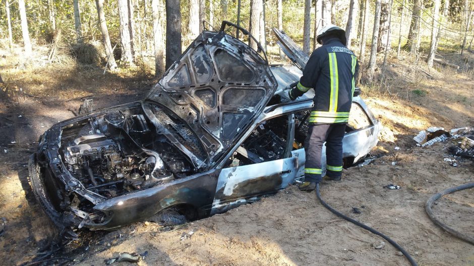 Teismas svarsto, ar gaisrais policiją ir visuomenę bauginę vyrai – teroristai