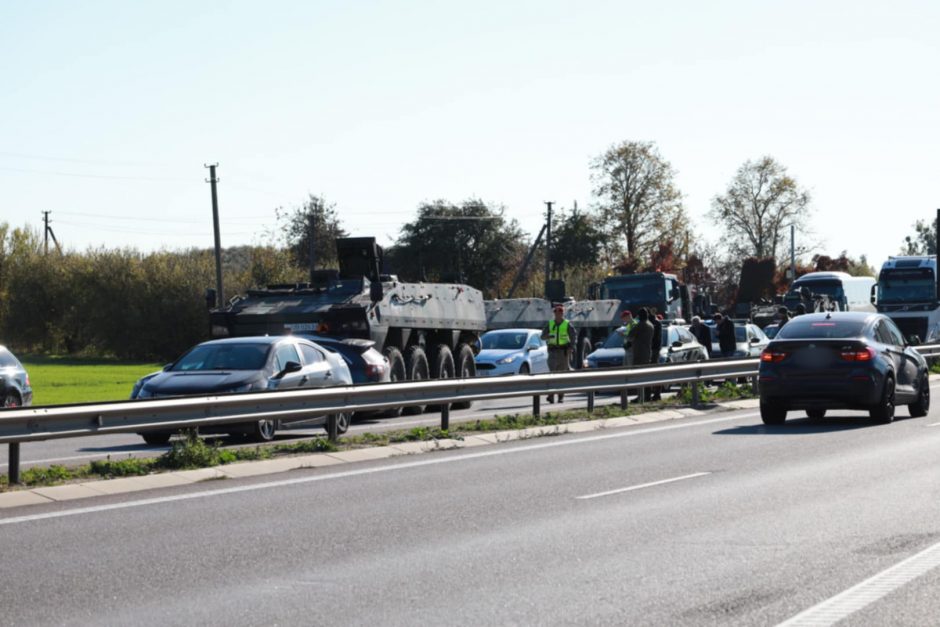 Skirtingose pakaunės vietose į eismo įvykius pateko šarvuočių kolona ir Karo policija