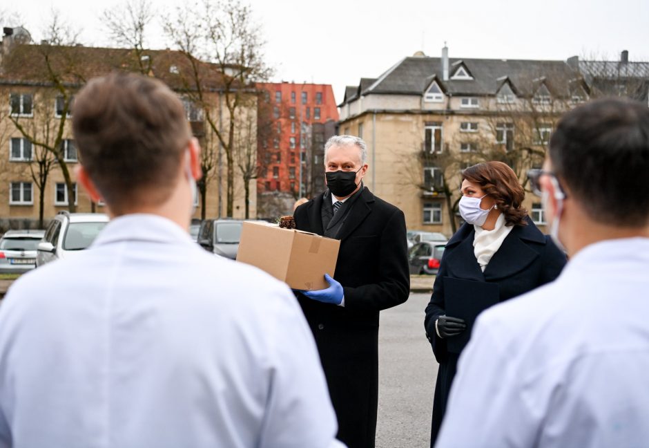 Prezidentas: nuoširdžiai dėkojame tiems, kurie gydo COVID-19 pacientus