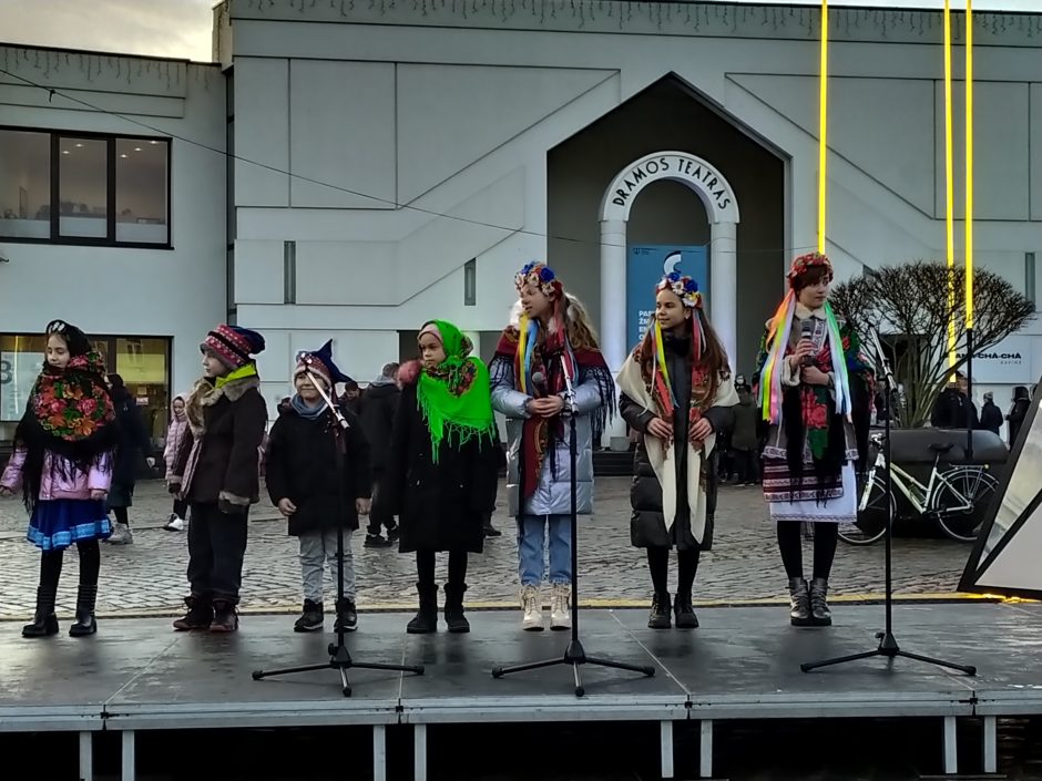 Teatro aikštėje suskambo kitataučių giesmės