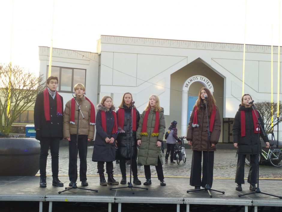 Teatro aikštėje suskambo kitataučių giesmės