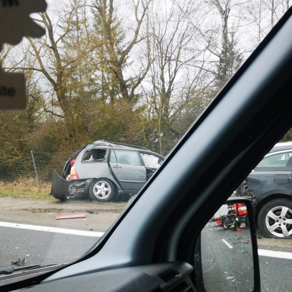 Tragiška avarija autostradoje ties Babtais: vienas žmogus žuvo vietoje, penki sužaloti