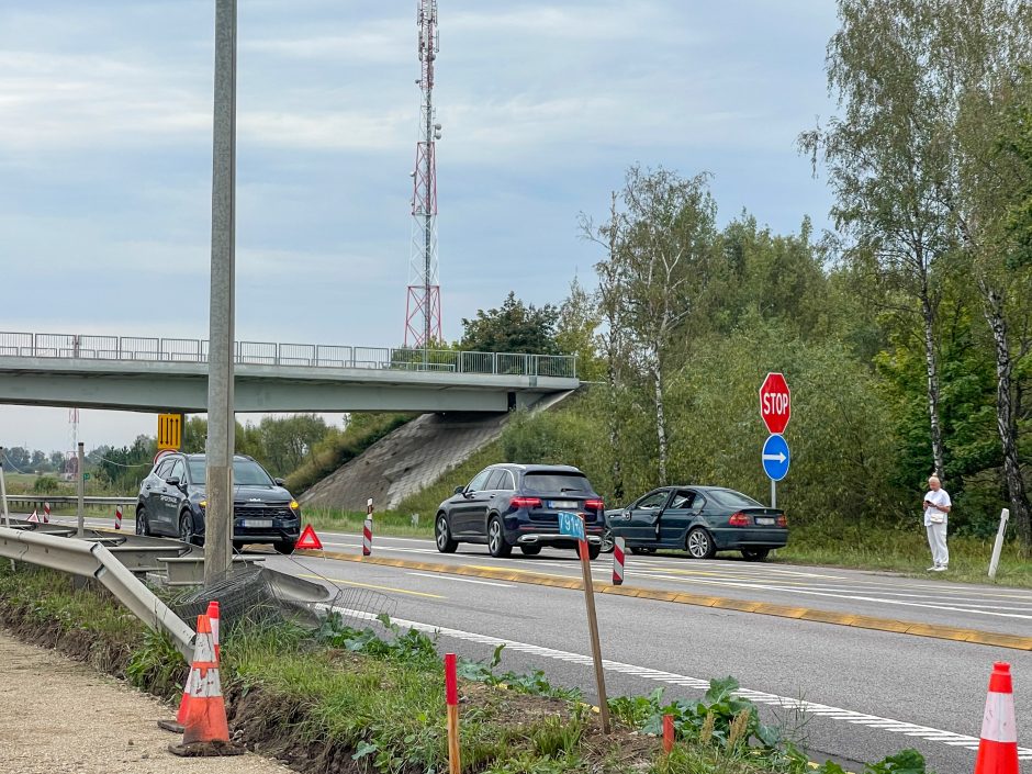 Avarija magistralėje Vilnius–Kaunas: kelio nepasidalijo du automobiliai, nukentėjo moteris