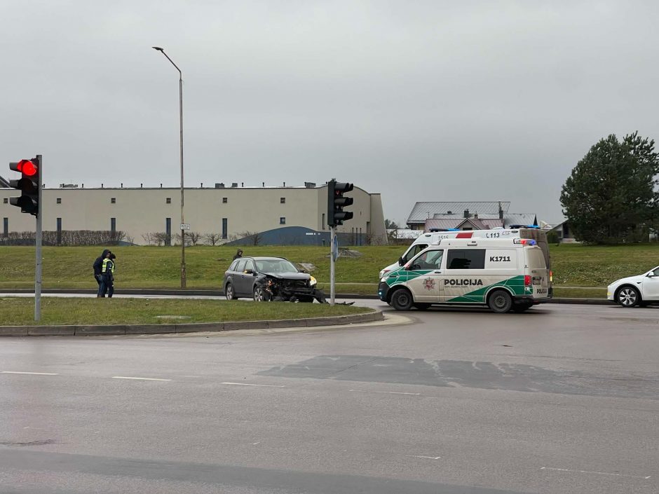 Penktadieninį eismą sutrikdė avarija Žemaičių plente