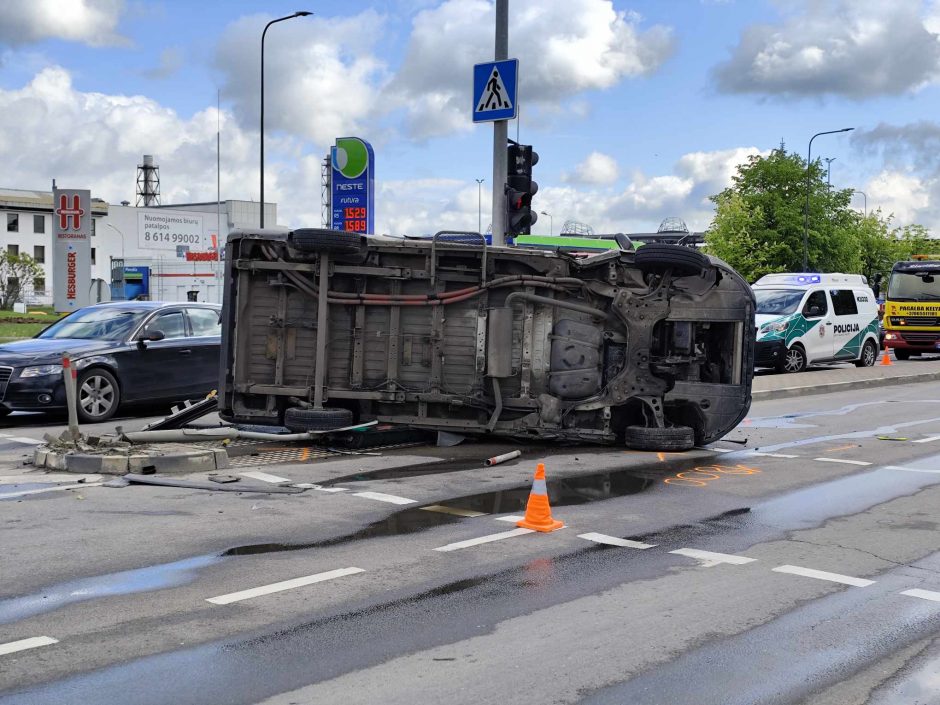 Nufilmuota: „Volvo“ rėžėsi į skubančių paramedikų automobilį