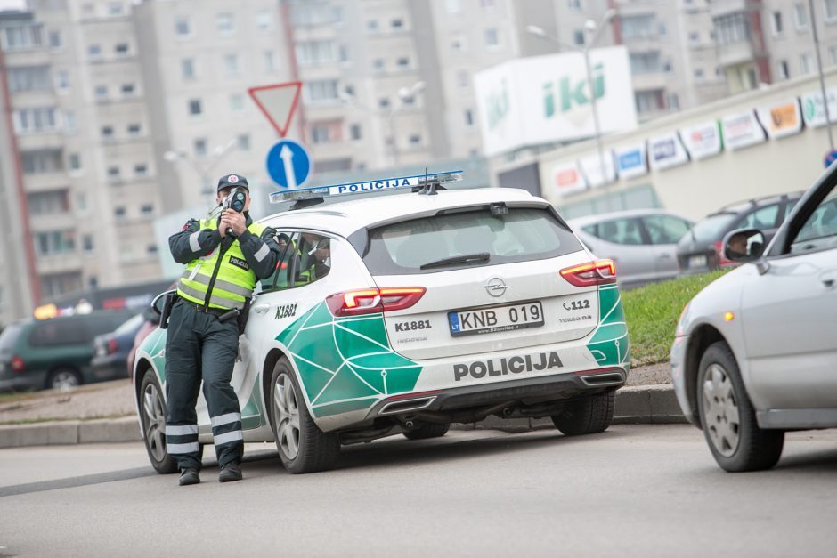 Daugiau nei dvigubai greitį viršijęs vairuotojas: bandžiau nustatyti mašinos gedimą