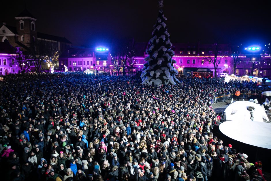 Rotušės aikštėje įžiebta įspūdinga Kalėdų eglė (vaizdo įrašas)