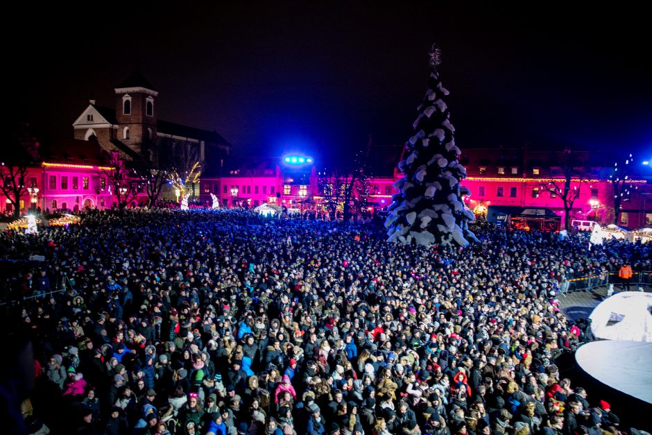 Rotušės aikštėje įžiebta įspūdinga Kalėdų eglė (vaizdo įrašas)