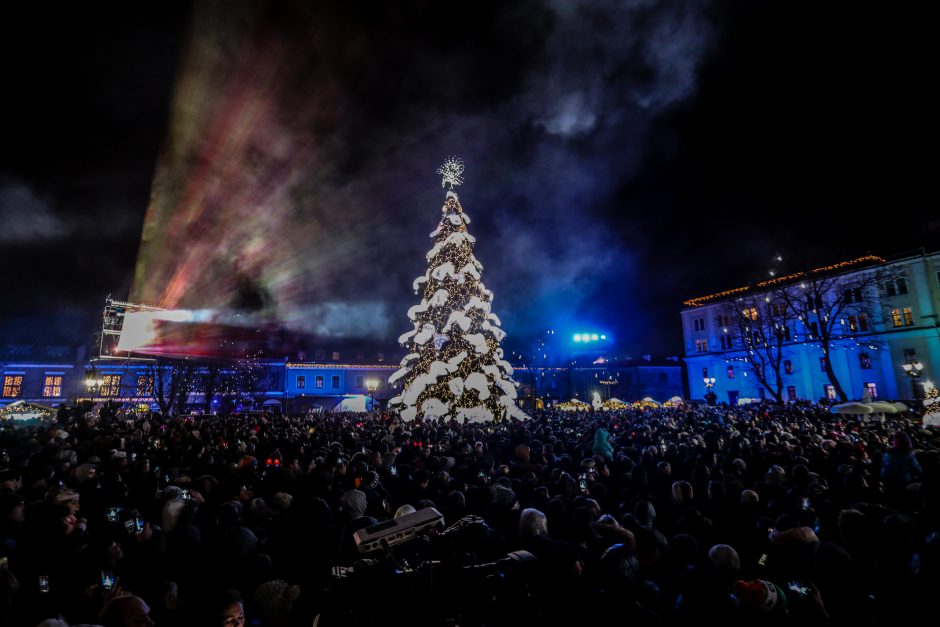 Rotušės aikštėje įžiebta įspūdinga Kalėdų eglė (vaizdo įrašas)