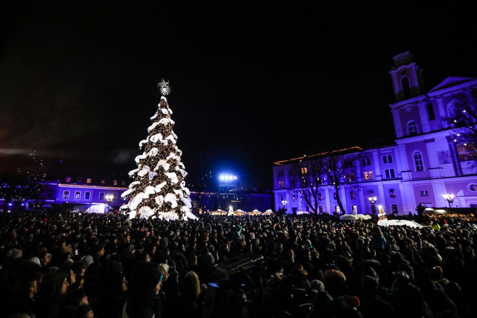 Rotušės aikštėje įžiebta įspūdinga Kalėdų eglė (vaizdo įrašas)