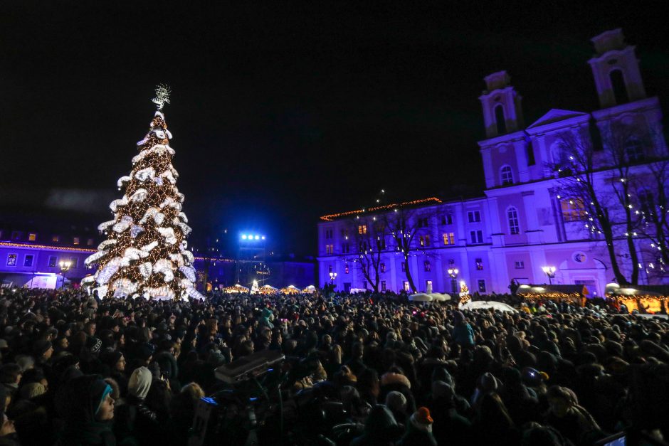 Rotušės aikštėje įžiebta įspūdinga Kalėdų eglė (vaizdo įrašas)