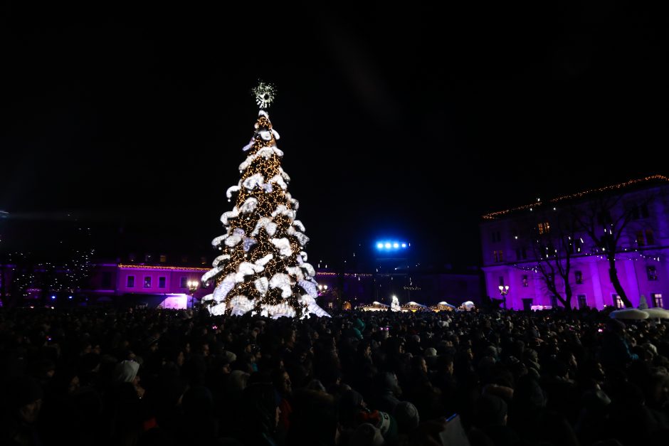 Rotušės aikštėje įžiebta įspūdinga Kalėdų eglė (vaizdo įrašas)