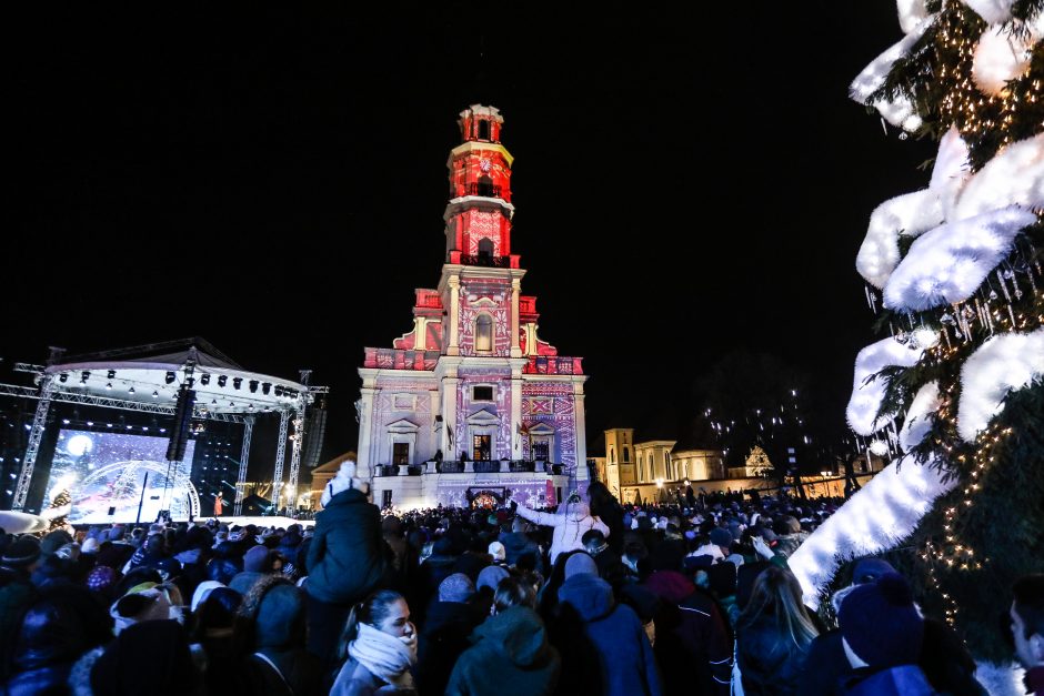 Rotušės aikštėje įžiebta įspūdinga Kalėdų eglė (vaizdo įrašas)