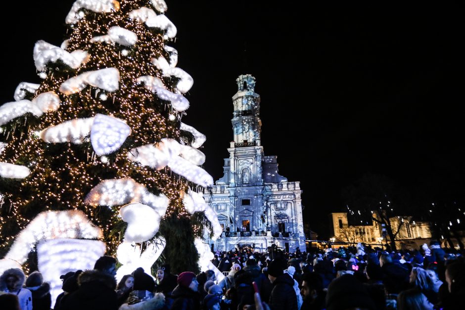 Rotušės aikštėje įžiebta įspūdinga Kalėdų eglė (vaizdo įrašas)