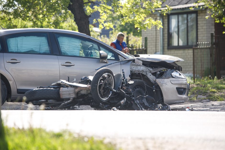 Vilniuje per avariją nukentėjo motociklininkas: kalta „Renault“ vairuotoja?