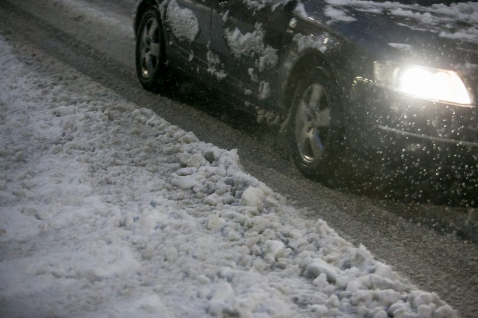 Kauną nuklojo baltas sniego patalas, vairavimo sąlygos – sudėtingos