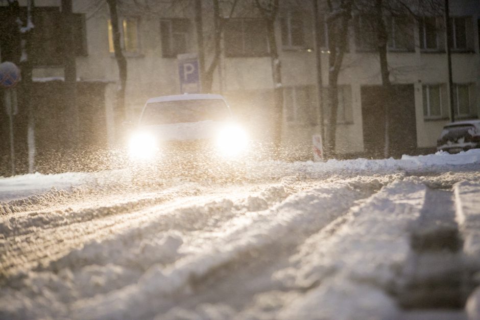 Kauną nuklojo baltas sniego patalas, vairavimo sąlygos – sudėtingos