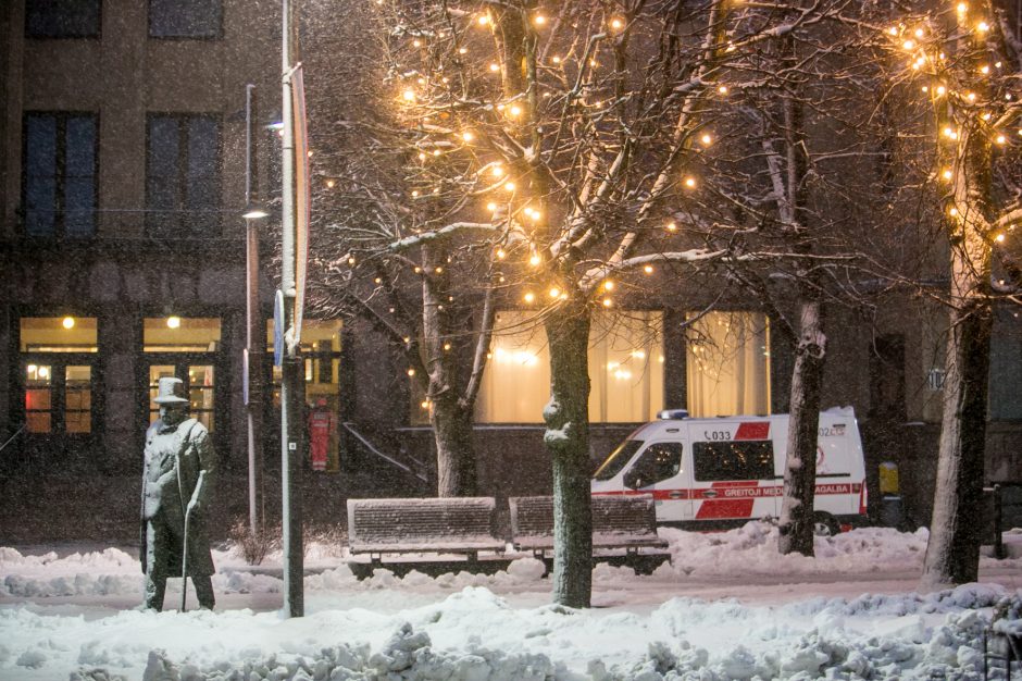 Kauną nuklojo baltas sniego patalas, vairavimo sąlygos – sudėtingos