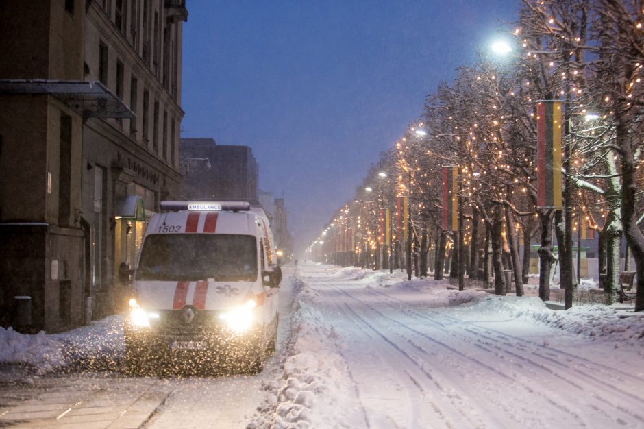 Kauną nuklojo baltas sniego patalas, vairavimo sąlygos – sudėtingos