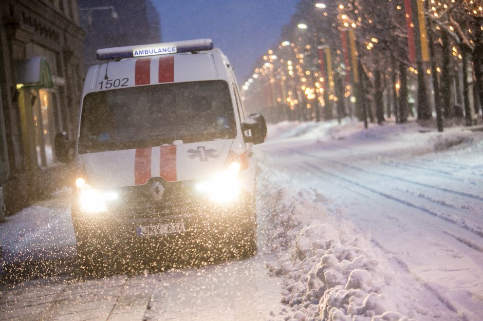 Kauną nuklojo baltas sniego patalas, vairavimo sąlygos – sudėtingos