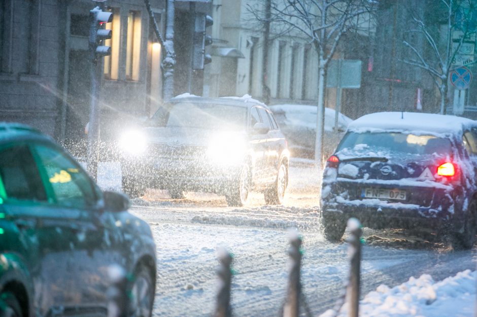 Kauną nuklojo baltas sniego patalas, vairavimo sąlygos – sudėtingos