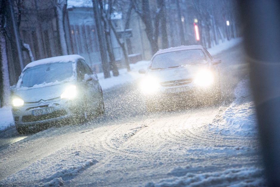 Kauną nuklojo baltas sniego patalas, vairavimo sąlygos – sudėtingos