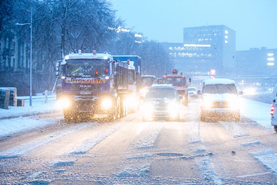 Kauną nuklojo baltas sniego patalas, vairavimo sąlygos – sudėtingos