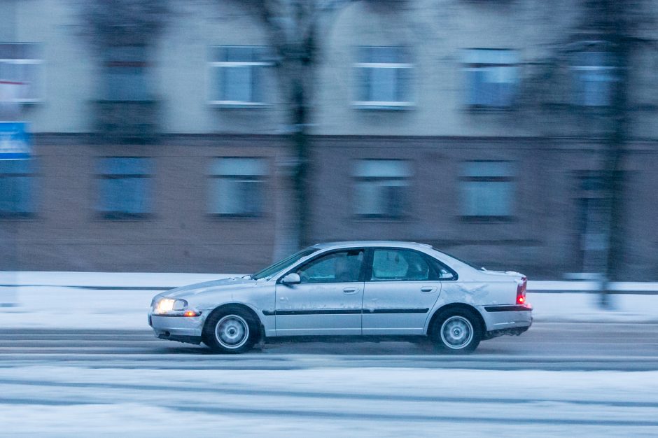 Kauną nuklojo baltas sniego patalas, vairavimo sąlygos – sudėtingos