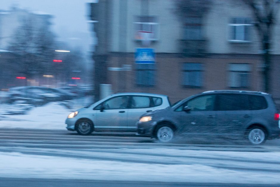 Kauną nuklojo baltas sniego patalas, vairavimo sąlygos – sudėtingos