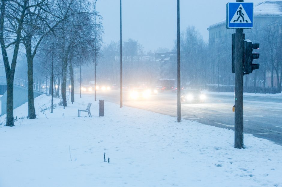 Kauną nuklojo baltas sniego patalas, vairavimo sąlygos – sudėtingos