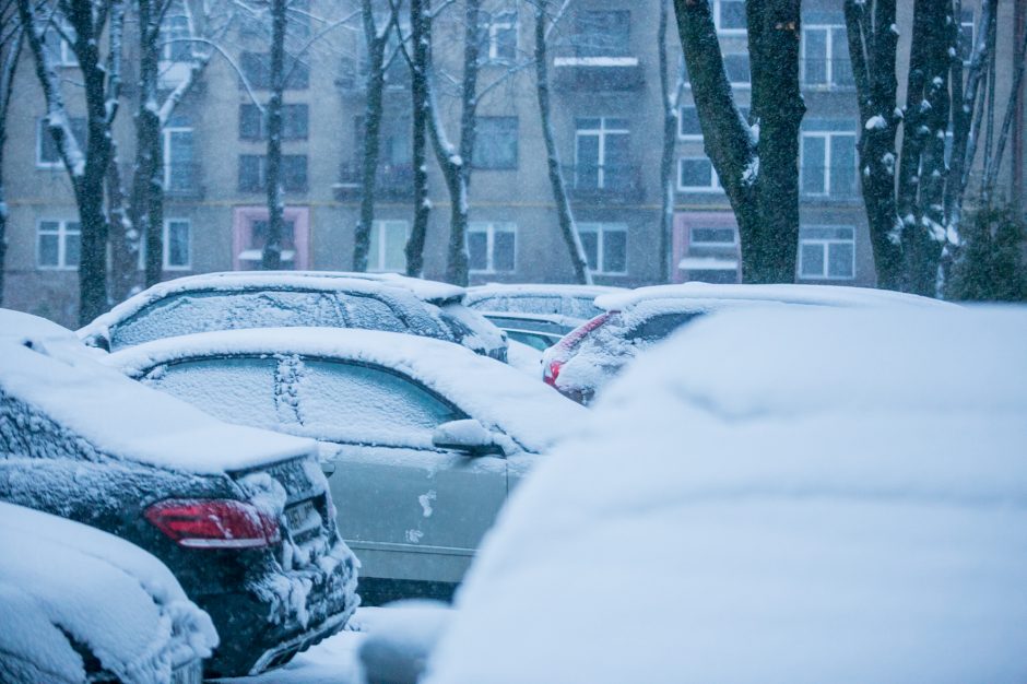 Kauną nuklojo baltas sniego patalas, vairavimo sąlygos – sudėtingos