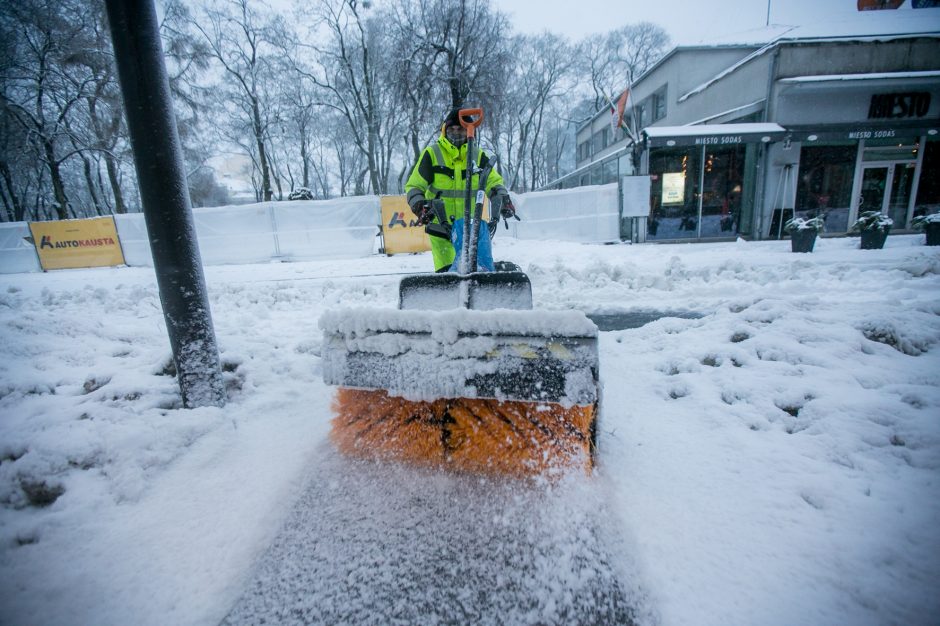 Kauną nuklojo baltas sniego patalas, vairavimo sąlygos – sudėtingos